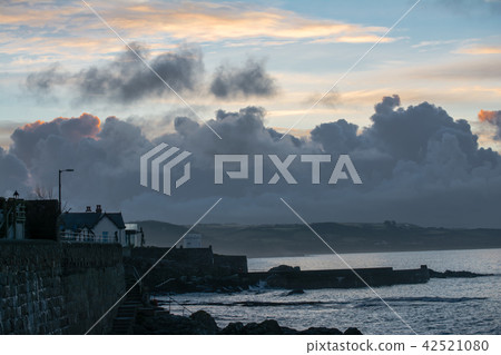 安置雲彩和岩石沿天空在與大雲彩的天空下在早晨煥發 安置雲彩和岩石沿天空在與大雲彩的天空下在早晨煥發 42521080