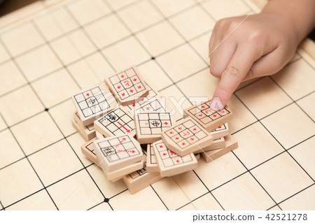 Children breaking shogi Children breaking shogi 42521278