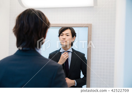 A man seeing a mirror 42522709
