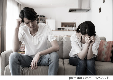 A couple falling 42522710