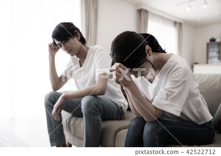 A couple falling 42522712