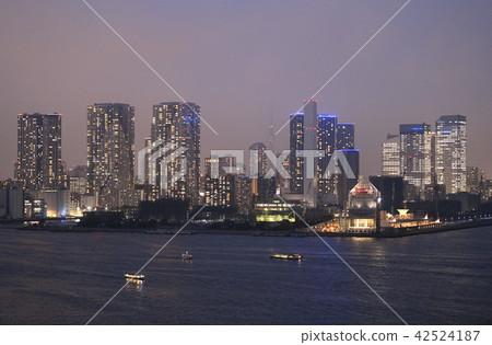 東京在日本的城市景觀在東京奧運會開幕前兩年。我想要奧運會運動員村等（夜景）= 2018年7月24日拍攝的照片 42524187