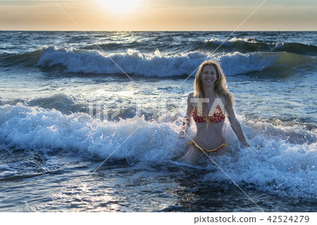 Portrait of a woman in the surf Portrait of a woman in the surf 42524279