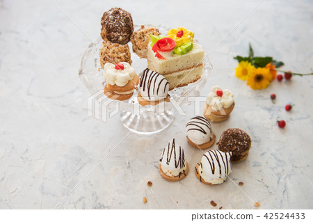 Different cakes composition 42524433
