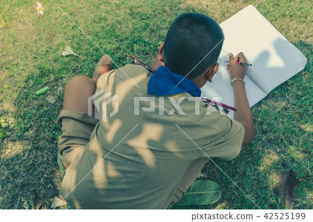 Students try to drawing Thai motifs Students try to drawing Thai motifs 42525199