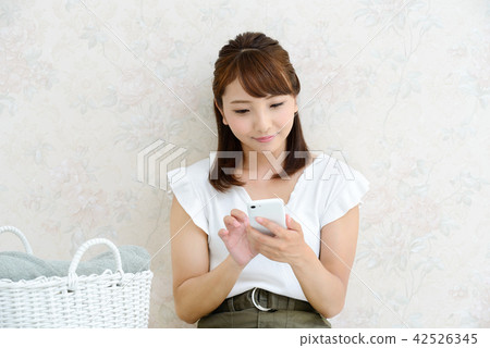 Smartphone female Smartphone female 42526345