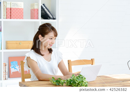 個人電腦女 個人電腦女 42526382
