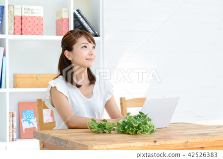 個人電腦女 個人電腦女 42526383