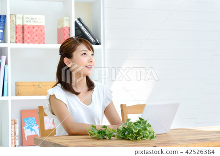 個人電腦女 個人電腦女 42526384