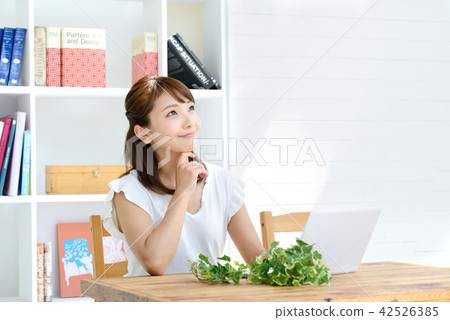 個人電腦女 個人電腦女 42526385