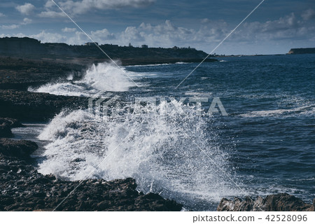 Sea splashing on rocks Sea splashing on rocks 42528096