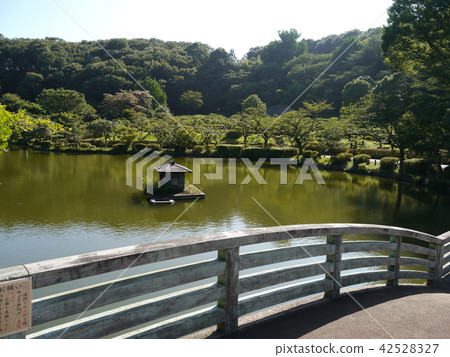 Yakushoike Park 42528327