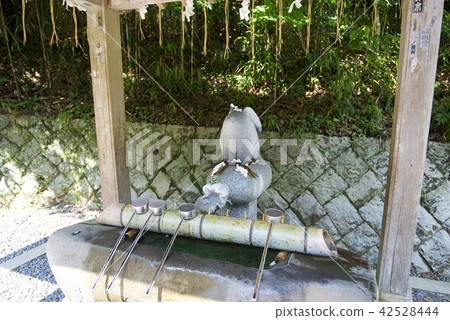 A rabbit object of a handwater house in Hakuba shrine in Tottori prefecture 42528444