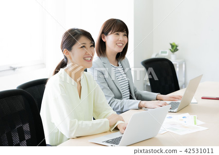 A woman listening to the story 42531011
