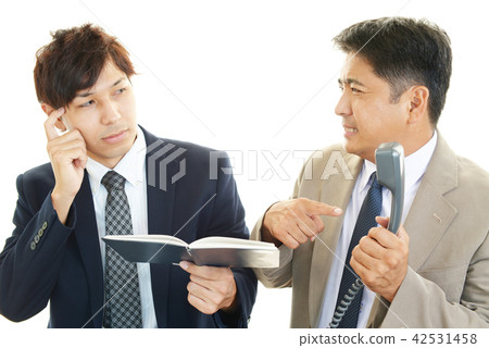 兩個商人與困惑的表情 兩個商人與困惑的表情 42531458