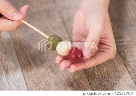Three-color dumplings, seeing the dumplings, seeing the dumplings, making the process, Japanese Dango, seeing the scorpion, seeing the scorpion and the fruit. 42531767
