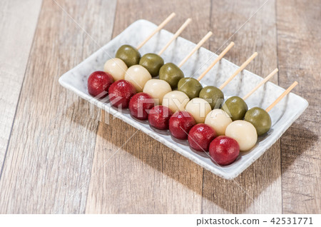 Three-color dumplings, seeing the dumplings, seeing the dumplings, making the process, Japanese Dango, seeing the scorpion, seeing the scorpion and the fruit. 42531771