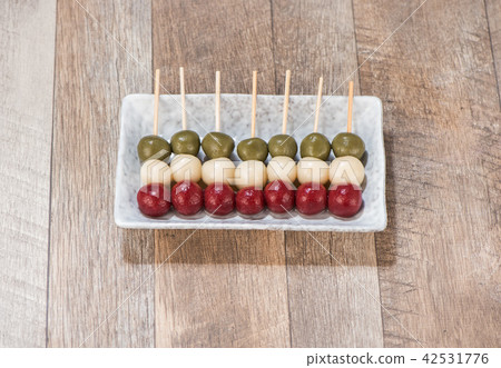 Three-color dumplings, seeing the dumplings, seeing the dumplings, making the process, Japanese Dango, seeing the scorpion, seeing the scorpion and the fruit. 42531776