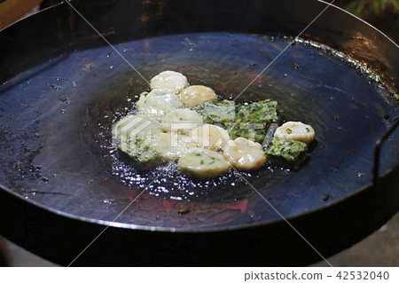 Frying Kuicheai. 42532040