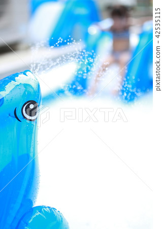 游泳池(女孩子撫養孩子撫養生活方式仲夏游泳游泳水玩女孩在家裡洗澡) 游泳池(女孩子撫養孩子撫養生活方式仲夏游泳游泳水玩女孩在家裡洗澡) 42535115