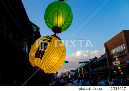 夏天節日Kawagoe Ichibancho燈籠在積雨雲倉庫和背景的晚上街道 42538637