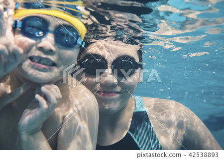 孩子們喜歡游泳 42538893