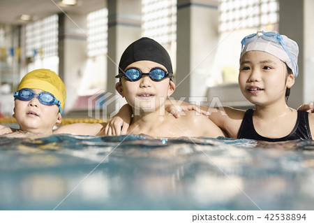 孩子們喜歡游泳 孩子們喜歡游泳 42538894