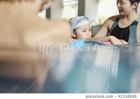 游泳教練和孩子 42538898