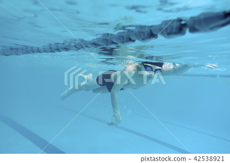 游泳兒童游泳 游泳兒童游泳 42538921