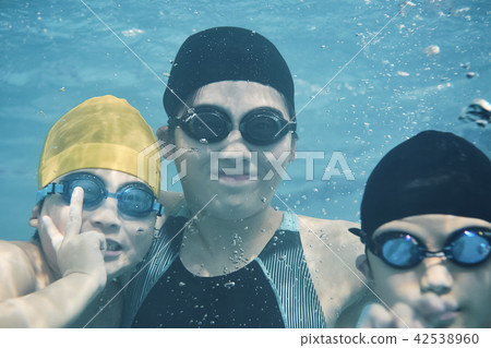 Coach and children enjoying swimming 42538960