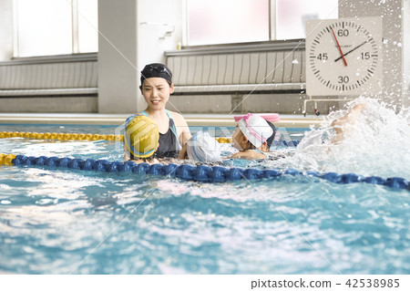 游泳教練和孩子 42538985