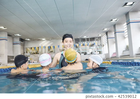 Swimming coach and children Swimming coach and children 42539012