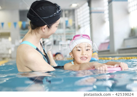 Swimming coach and children 42539024