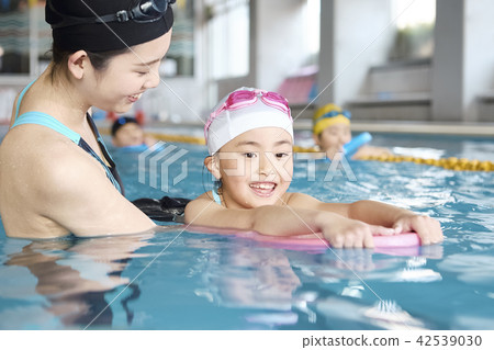Swimming coach and children 42539030