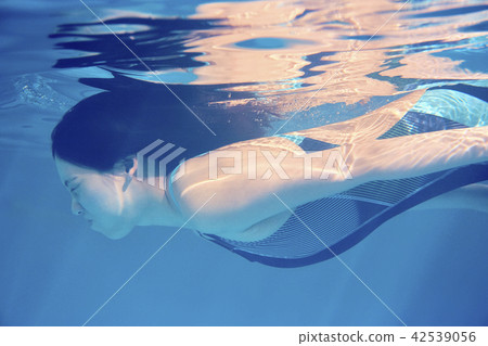游泳女性形象剪切 游泳女性形象剪切 42539056