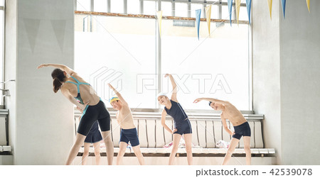 游泳教練和孩子 42539078