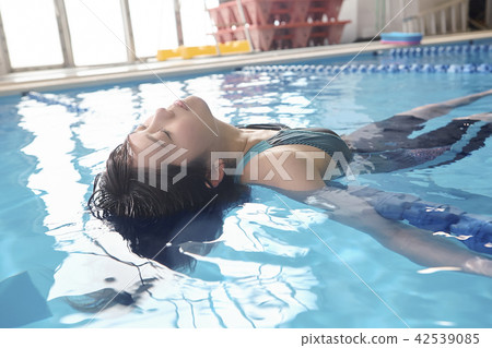 Swim female image cut 42539085