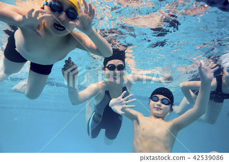 Coach and children enjoying swimming 42539086