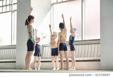 Swimming coach and children 42539087