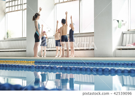 Swimming coach and children 42539096