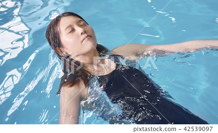 Swim female image cut 42539097