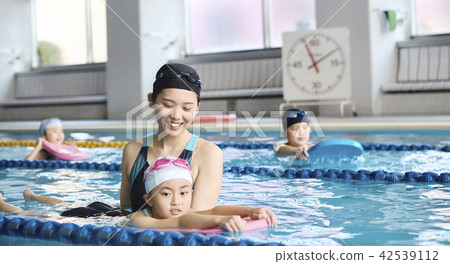 Swimming coach and children 42539112