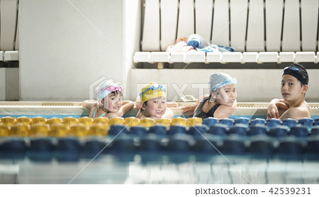 游泳的孩子 42539231