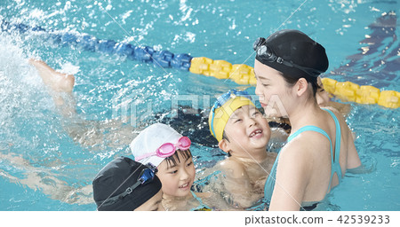 游泳教練和孩子 42539233