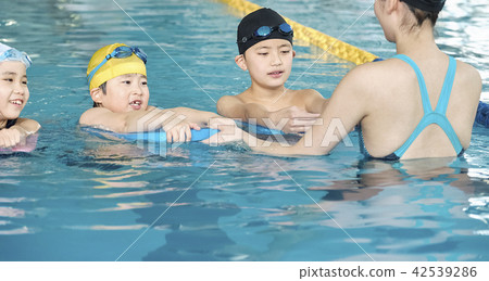 游泳教練和孩子 42539286