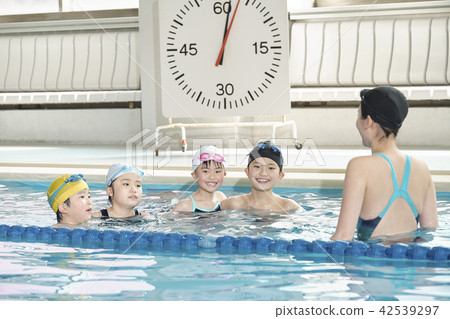游泳教練和孩子 42539297