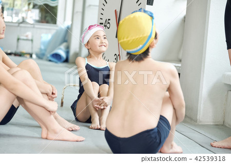 Swimming coach and children 42539318