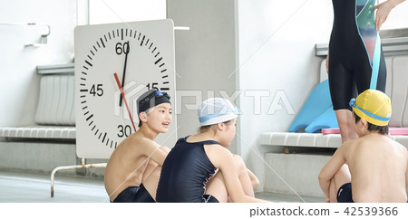 Swimming coach and children 42539366