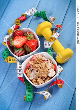 Strawberries, wheat and rye flakes Strawberries, wheat and rye flakes 42539550