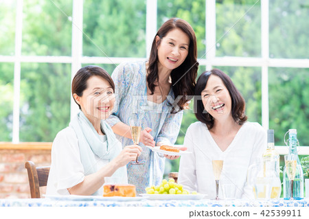 Middle women 42539911